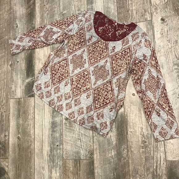 Geometrical print plus size light seater with lace details - Picture 5 of 11